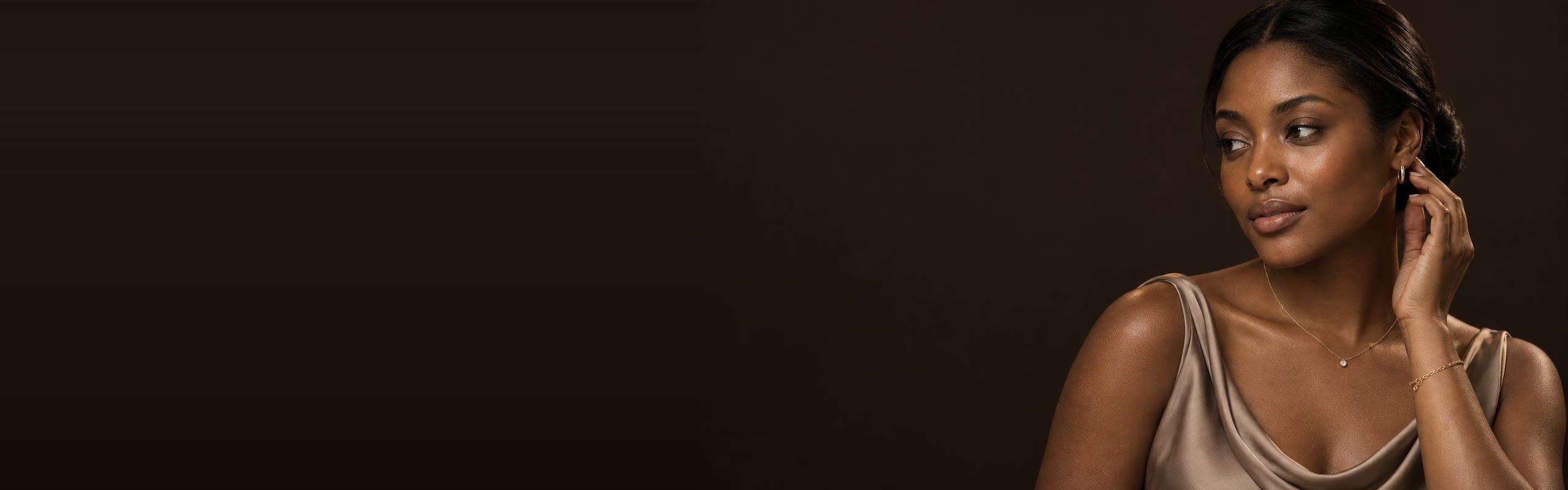 Cliente usando brinco de argola, colar de ponto de luz e pulseira AVYRA